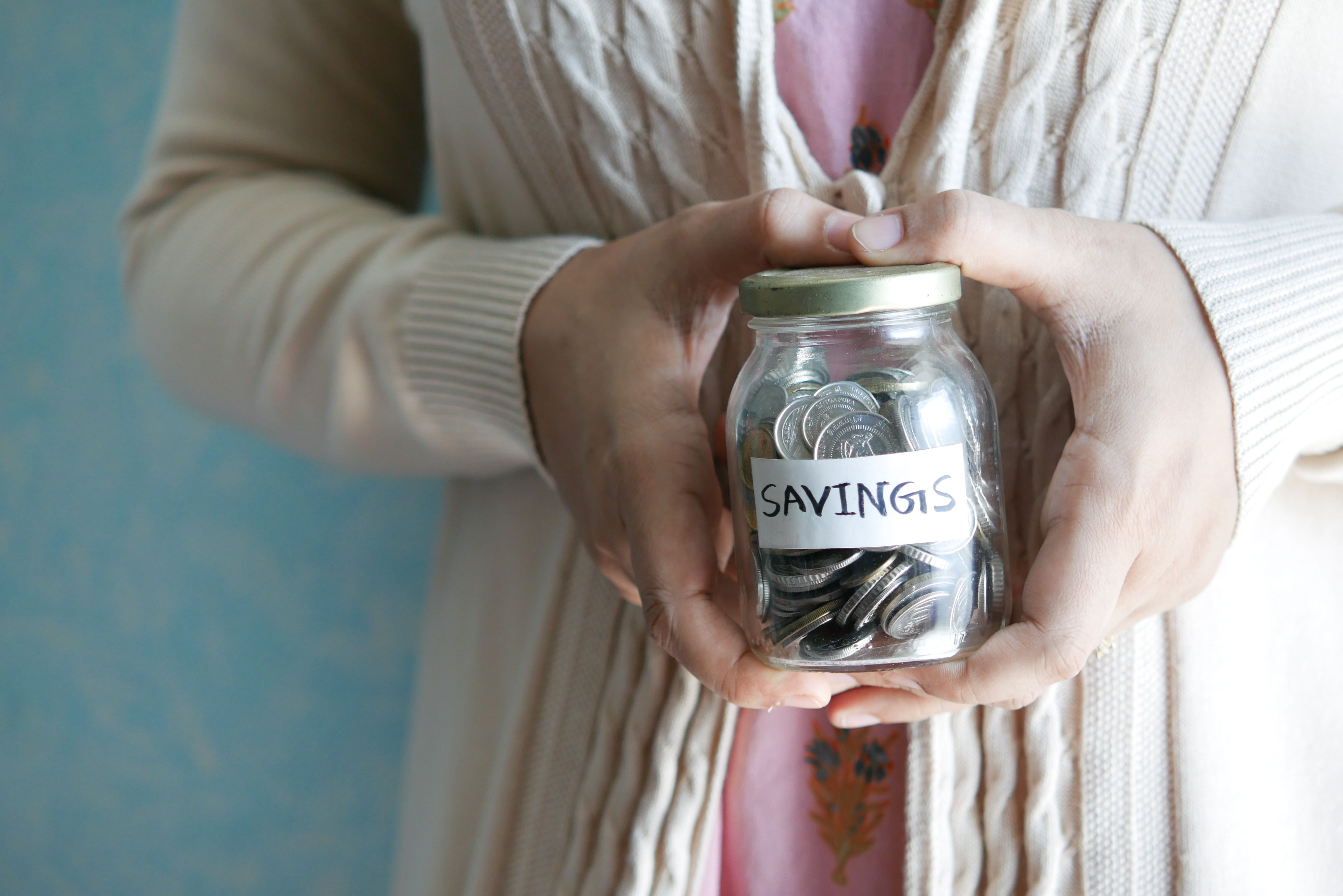 Infographic showing student budgeting and savings tips.